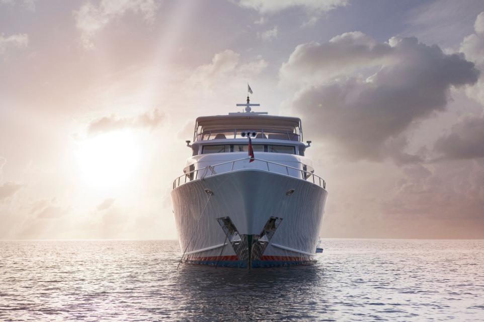 Schiffsersatzteile & maritime Komponenten – MOTEX Frachtschiff auf dem Meer bei Sonnenuntergang